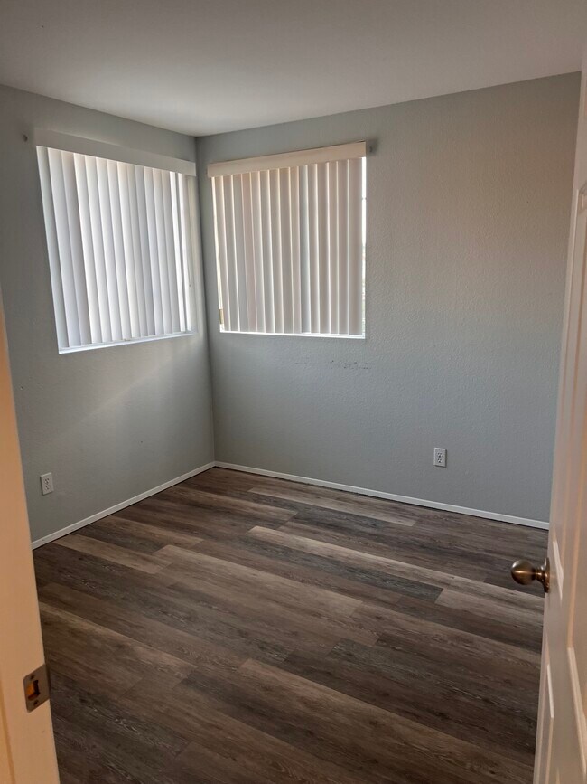 Building Photo - 556 Almonte Pl