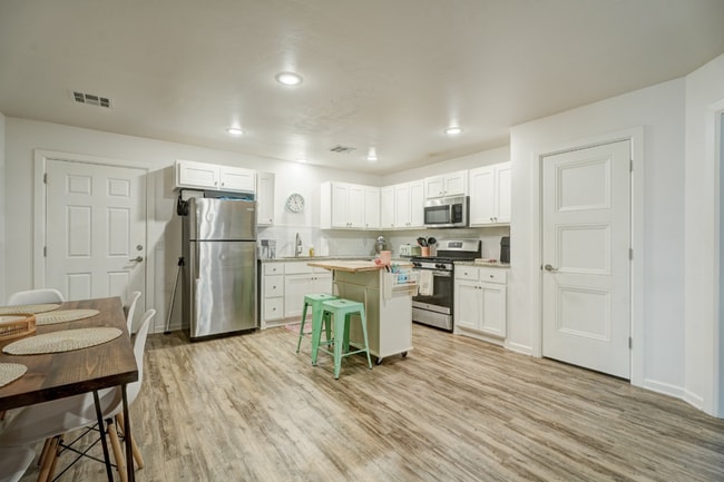 Building Photo - 1520 N Market Ave