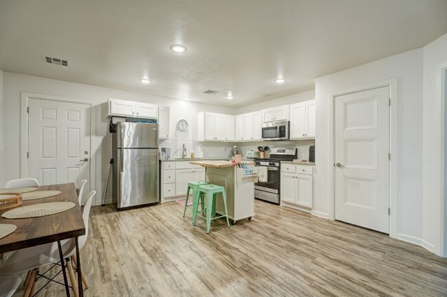 Building Photo - 4 Bedroom, 4 Bathroom in Shawnee!