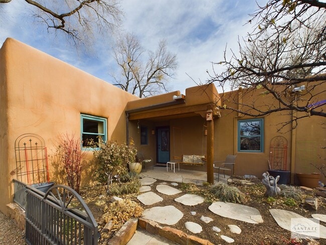 Building Photo - Fully Furnished 2 Bedroom Home in South Capital Available Now!