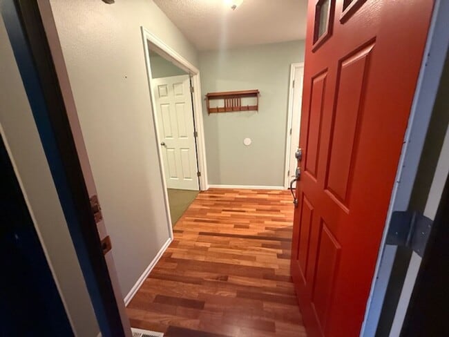 Building Photo - Quiet Neighborhood 4 bed + Office 2.5 Bath
