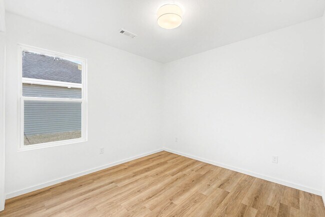 Building Photo - 3 Bed, 2 Bath Home!!