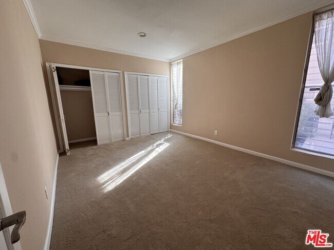 Building Photo - 8550 Holloway Dr