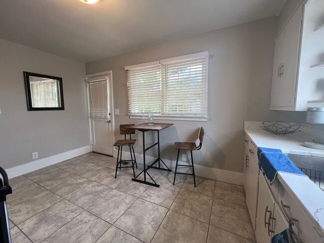 Building Photo - Fully furnished 1 bed and 1 bath duplex al...