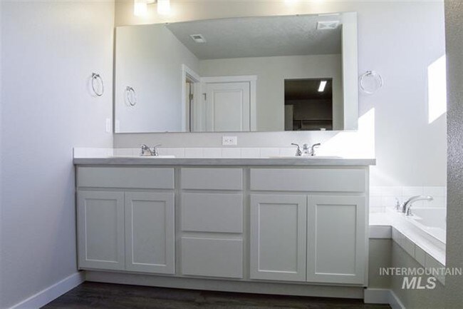 Building Photo - 2121 N Warwick Ave