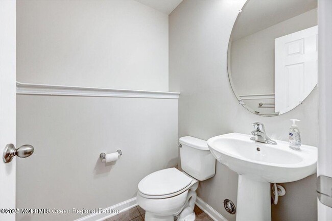 Building Photo - 245 Chickadee Ct