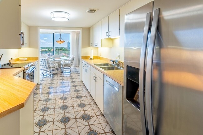 Building Photo - Annual Rental Available Now!!! Stunning 2BR/3BA 9th Floor Condo, Turnkey, Furnished
