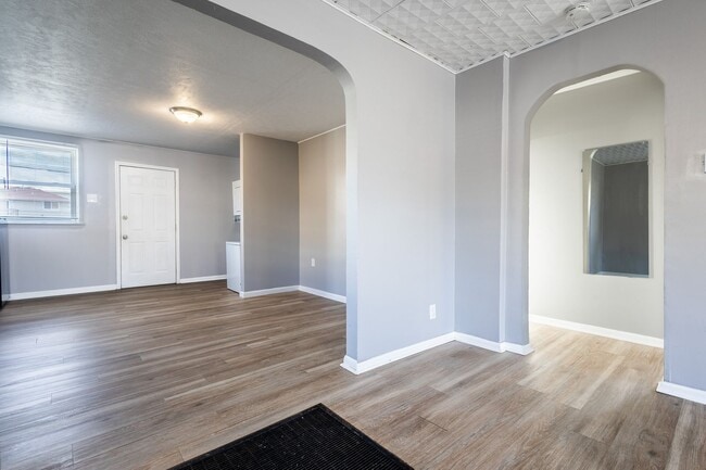 Building Photo - Renovated 1-Bedroom Home with Spacious Backyard & Washer/Dryer