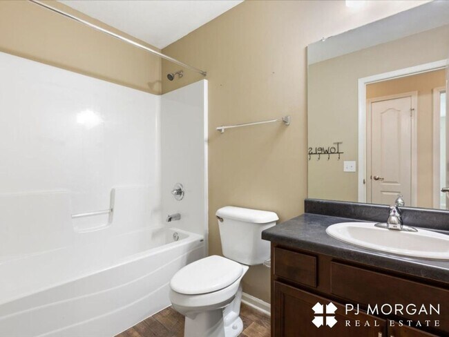 Building Photo - 3 Bedroom , 2 Bathroom House - Available I...