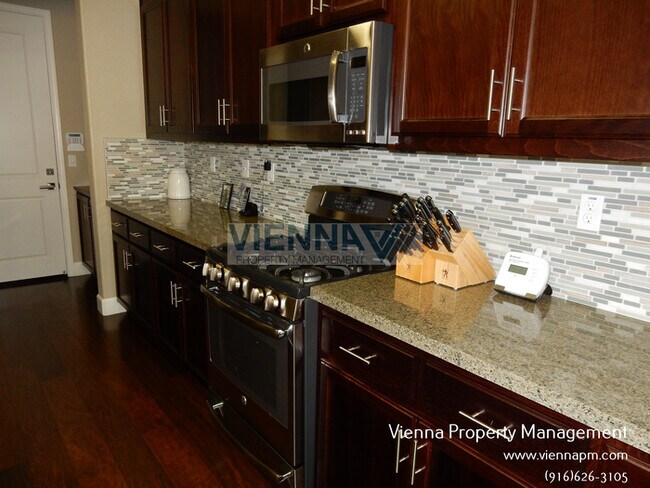 Building Photo - 5635 Saratoga Cir