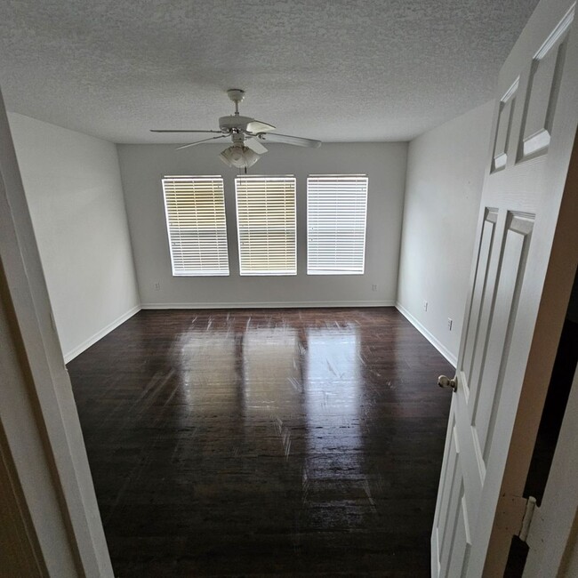 Building Photo - BEAUTIFUL 3 bdrm townhouse in gated commun...