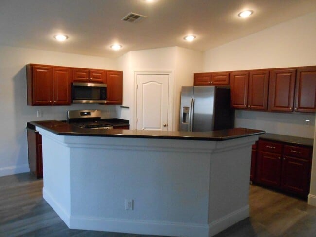 Building Photo - Beautiful Spacious Single story Home in Allen Manor