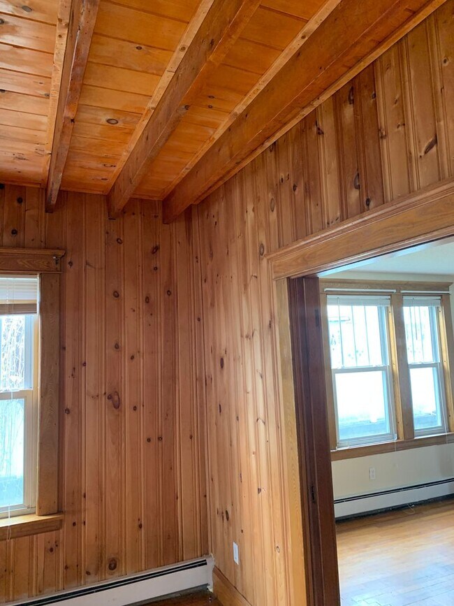 Building Photo - Large three bedroom