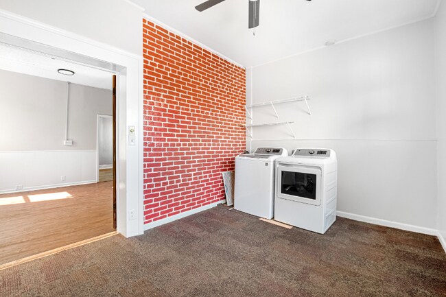 Building Photo - 1033 S Brook St