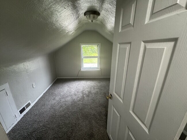 Building Photo - Spacious 4-Bedroom Home Inkster – Ready fo...