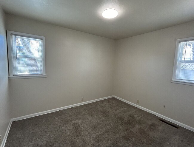 Building Photo - 821 Skyline Dr