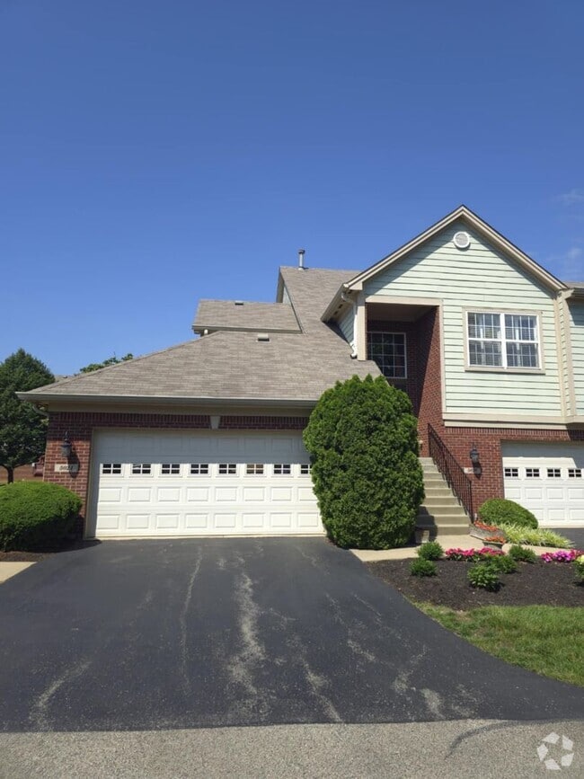 Building Photo - East End Townhouse! Now Available!