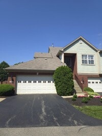 Building Photo - East End Townhouse! Now Available!