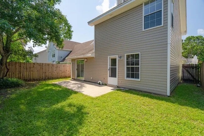 Building Photo - Stunning 3 Bedroom Home in Fort Walton Beach!