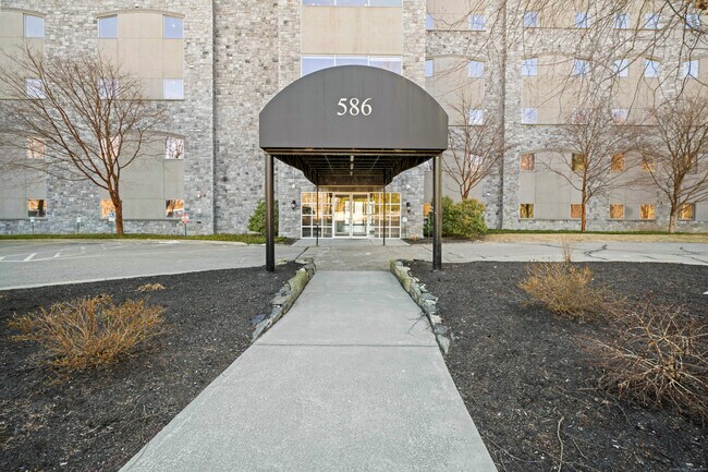 Building Photo - 586 W Thames St