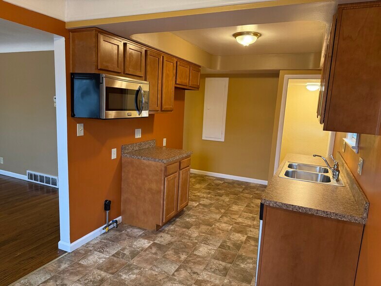 Building Photo - 5409 E 131st St