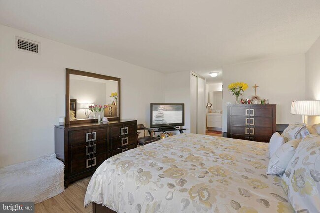 Building Photo - 307 Yoakum Pkwy