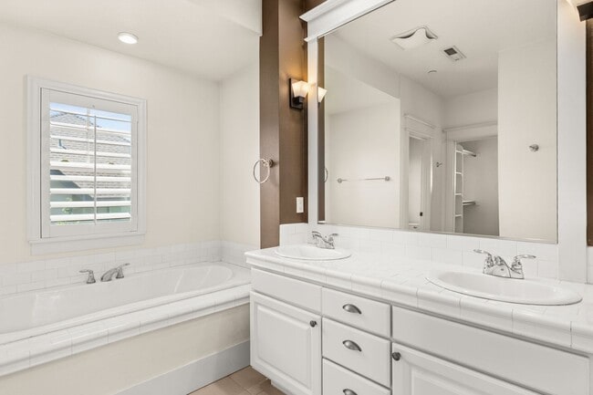 Building Photo - Must See! Luxury Townhome in West Sylvan Hills - Clubhouse/Pool/Garage!