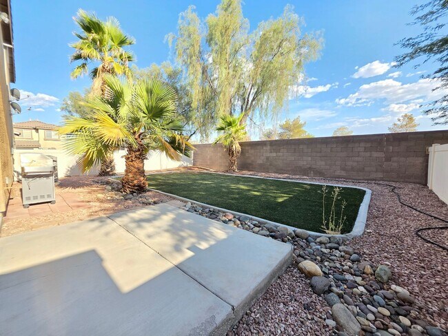 Building Photo - Three-bedroom Single Family