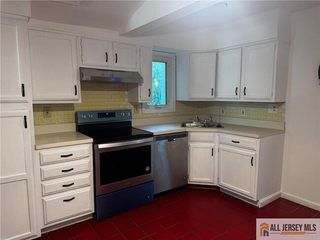 Building Photo - 280 Shoreland Cir