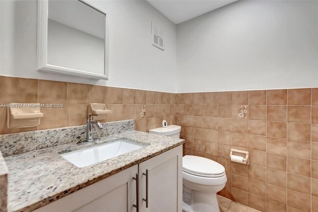 Building Photo - 1604 NE 151st St