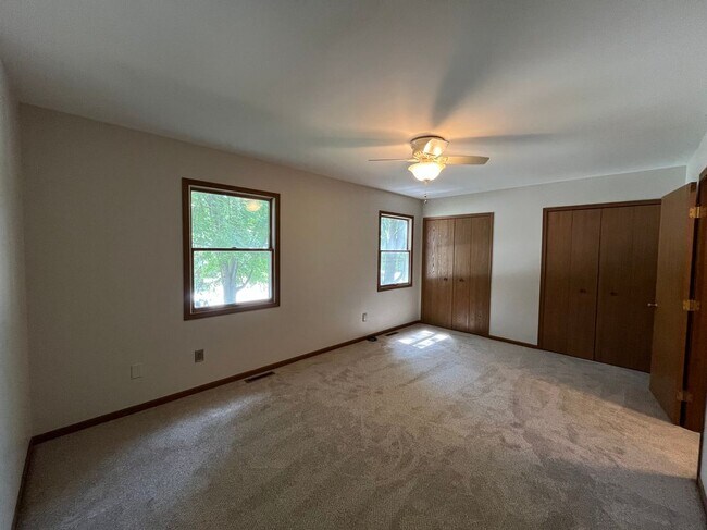 Building Photo - 852 Burr Oak Dr