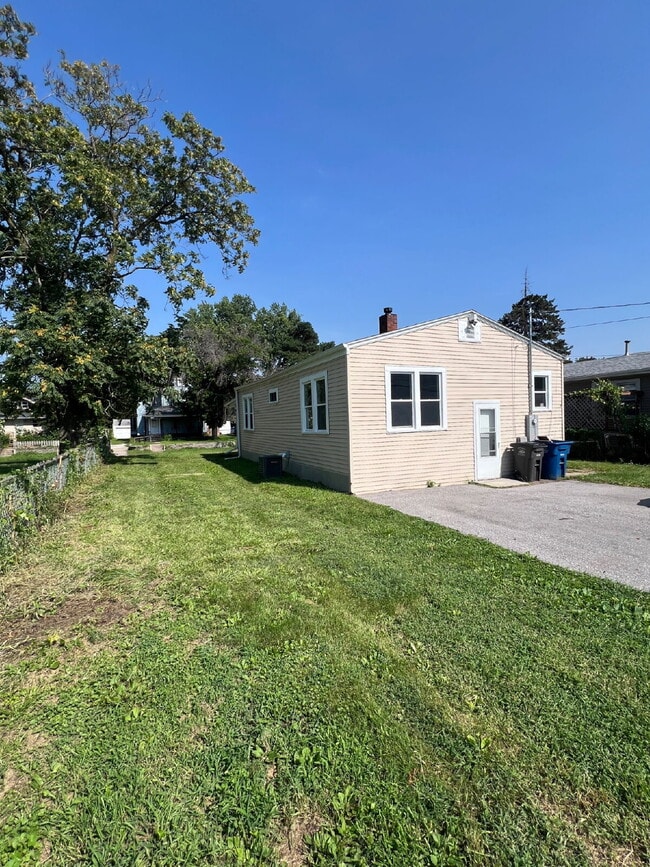 Building Photo - Newly Renovated 2 bedroom / 1 bathroom hou...