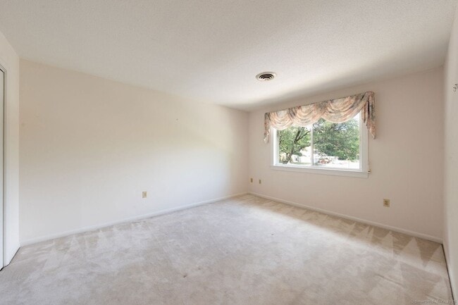 Building Photo - 592 Mountain Rd