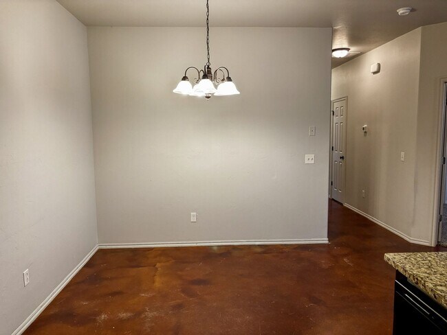 Building Photo - 3br 2ba duplex with 2 car garage!!