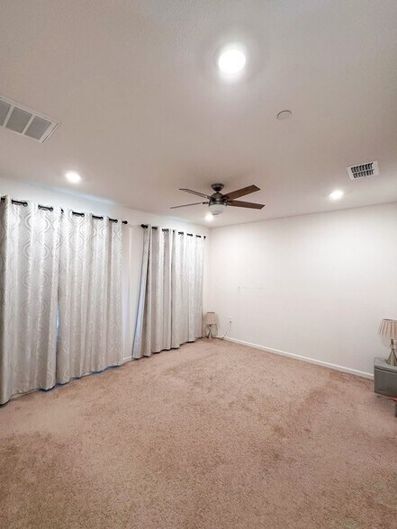 Building Photo - 25393 Parklane Dr
