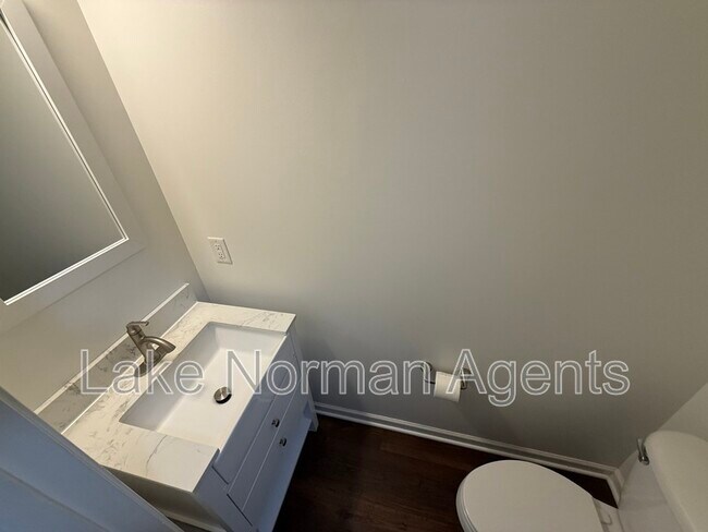 Building Photo - 15622 Troubadour Ln