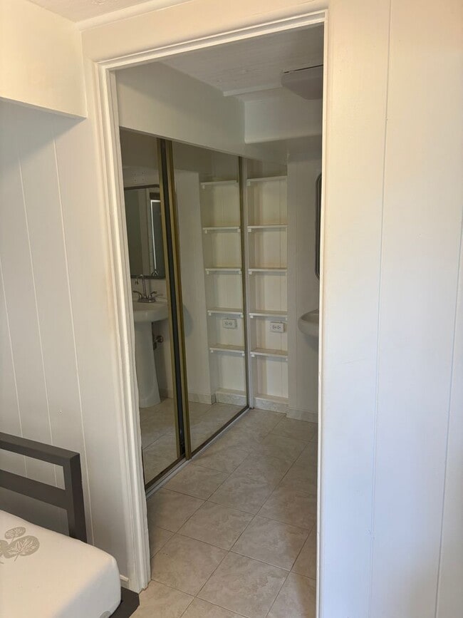 Building Photo - Steps From Kahala Beach Cute studio