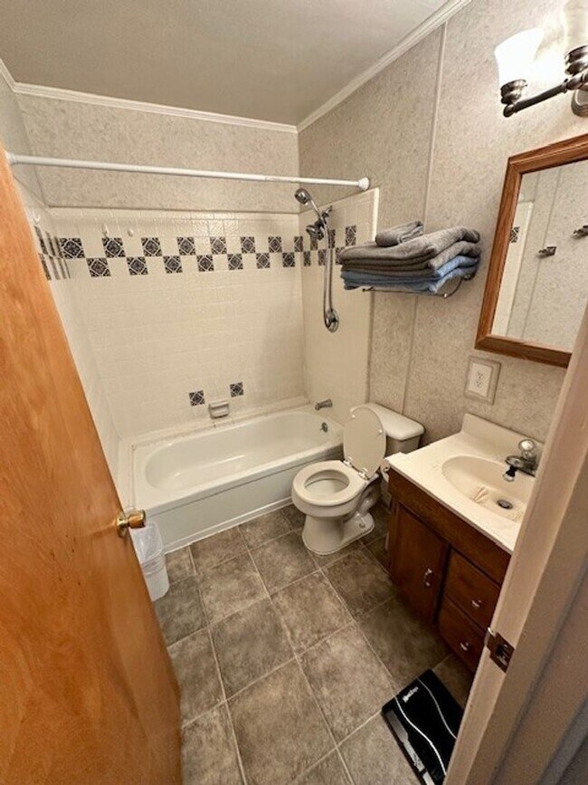 Building Photo - 3Bd 1Ba home available for a longterm lease!  Call and inquire today!