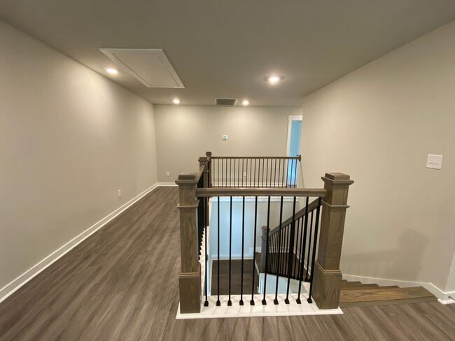 Building Photo - 5 bedrooms 3 bathroom Smart Home