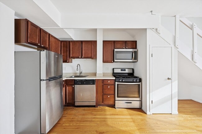 Building Photo - 319 S 10th St