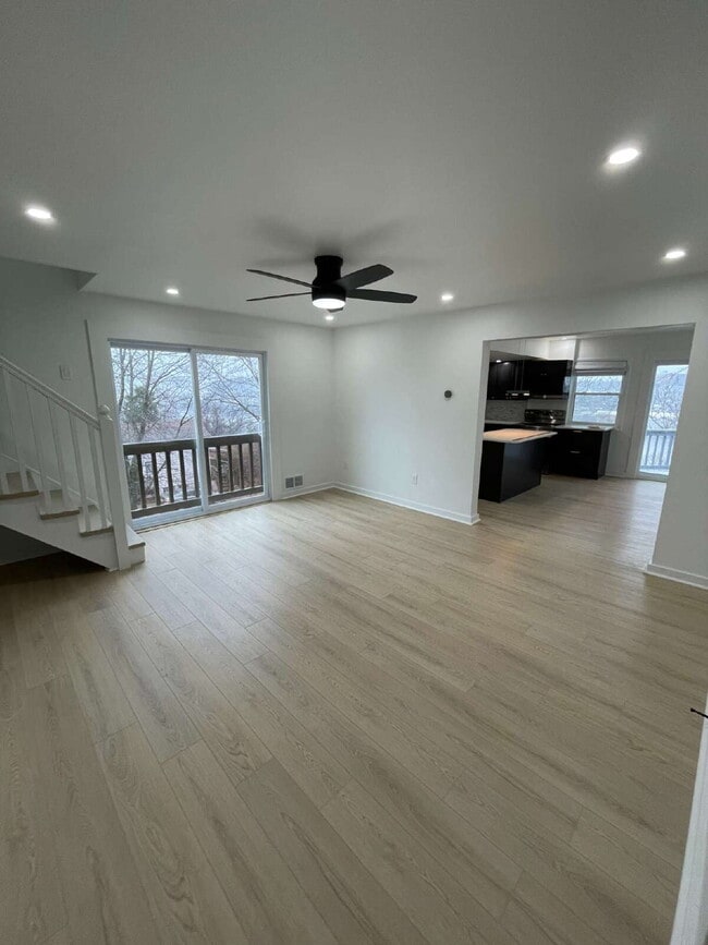 Building Photo - 107 Shoup St