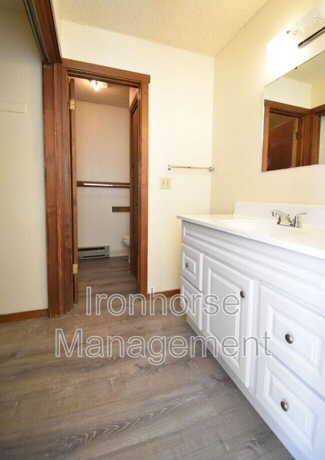 Building Photo - Pet Friendly! Top Floor Apartment! Conveni...