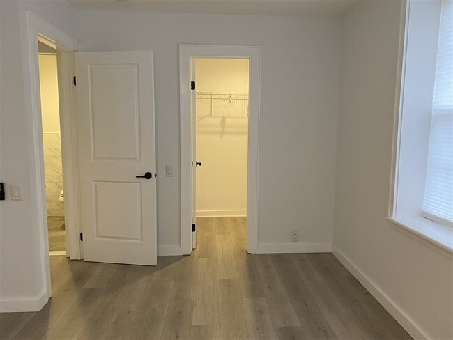 Building Photo - 1024 Clinton St