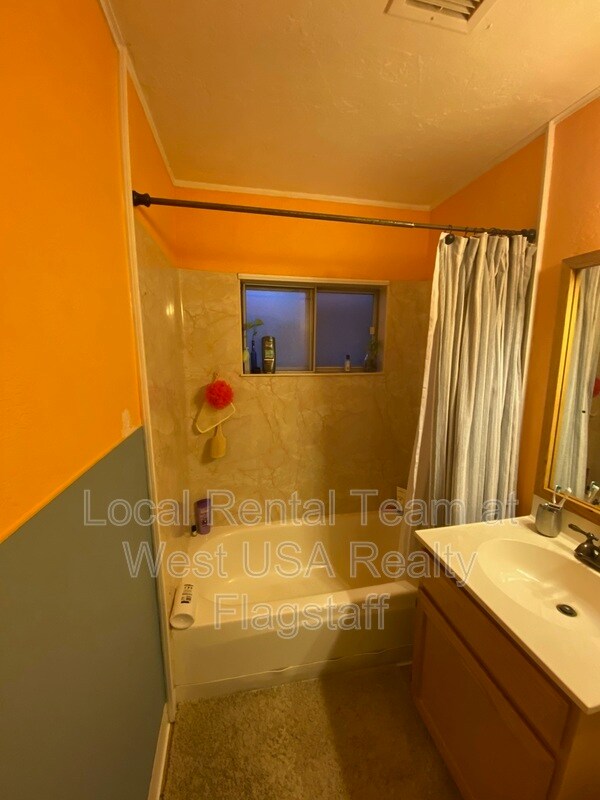 Building Photo - 1620 N Sunset Dr