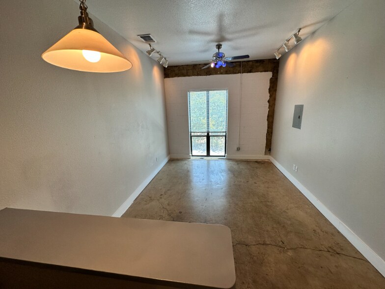 Building Photo - 710 S Medina St