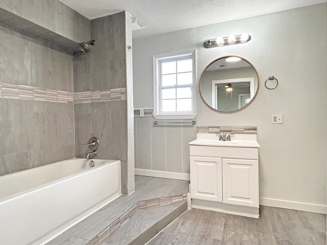 Building Photo - 1 Bedroom - Downstairs Duplex in Canyon Lake - Hill Country Views