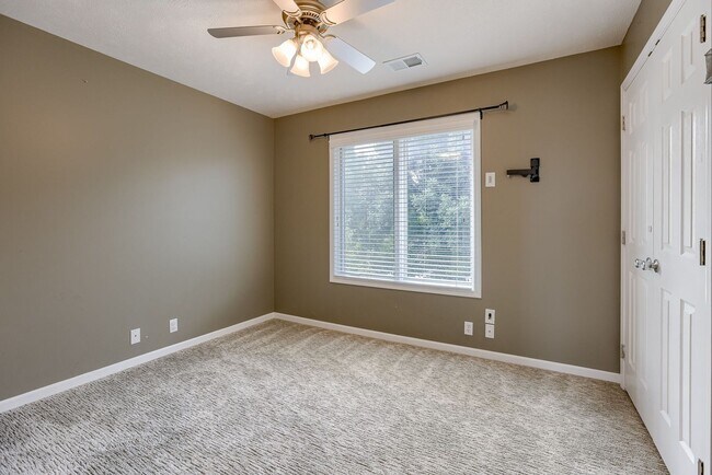 Building Photo - Must See West Omaha 5 Bedroom!!