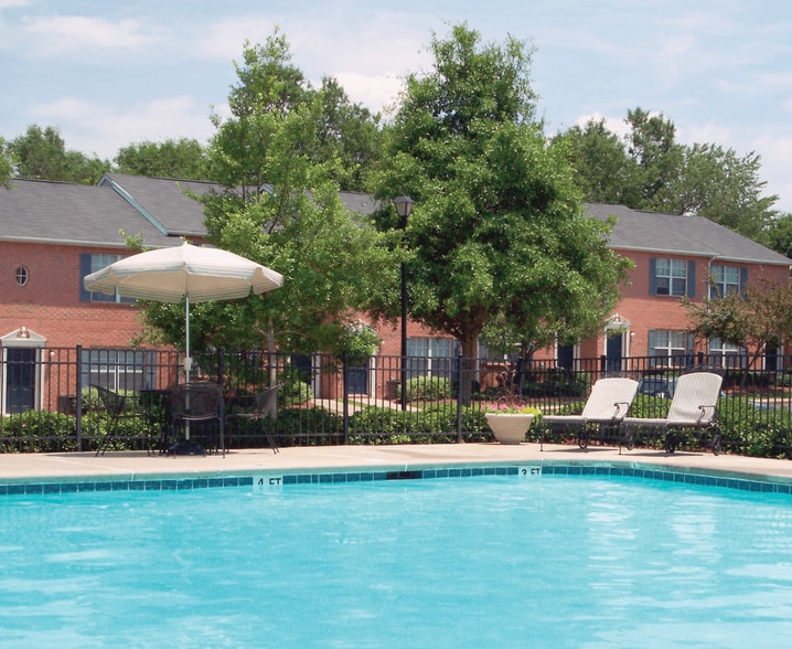 Primary Photo - Jamestown Pointe Apartments