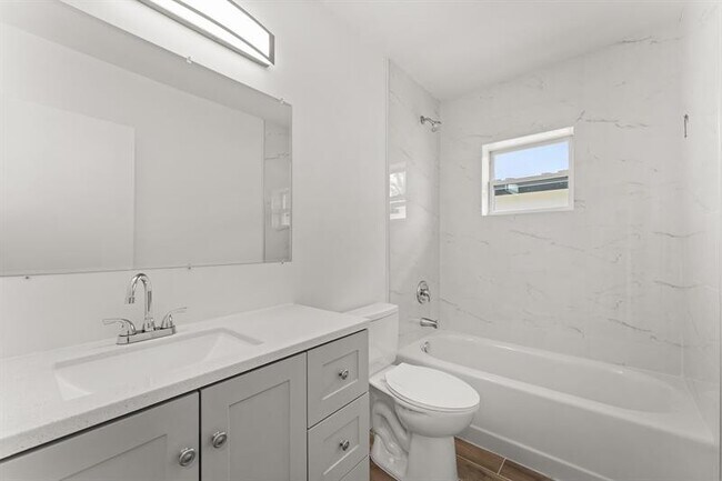 Building Photo - 602 S 13th St