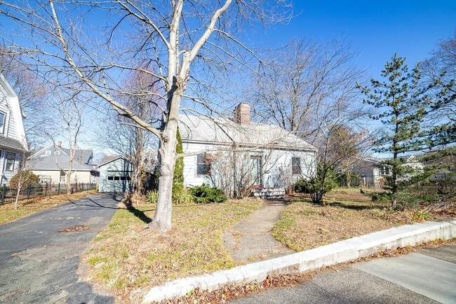 Building Photo - 47 Florence St